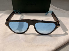 YerryNow One front with blue UV400 lenses against the YouNick box