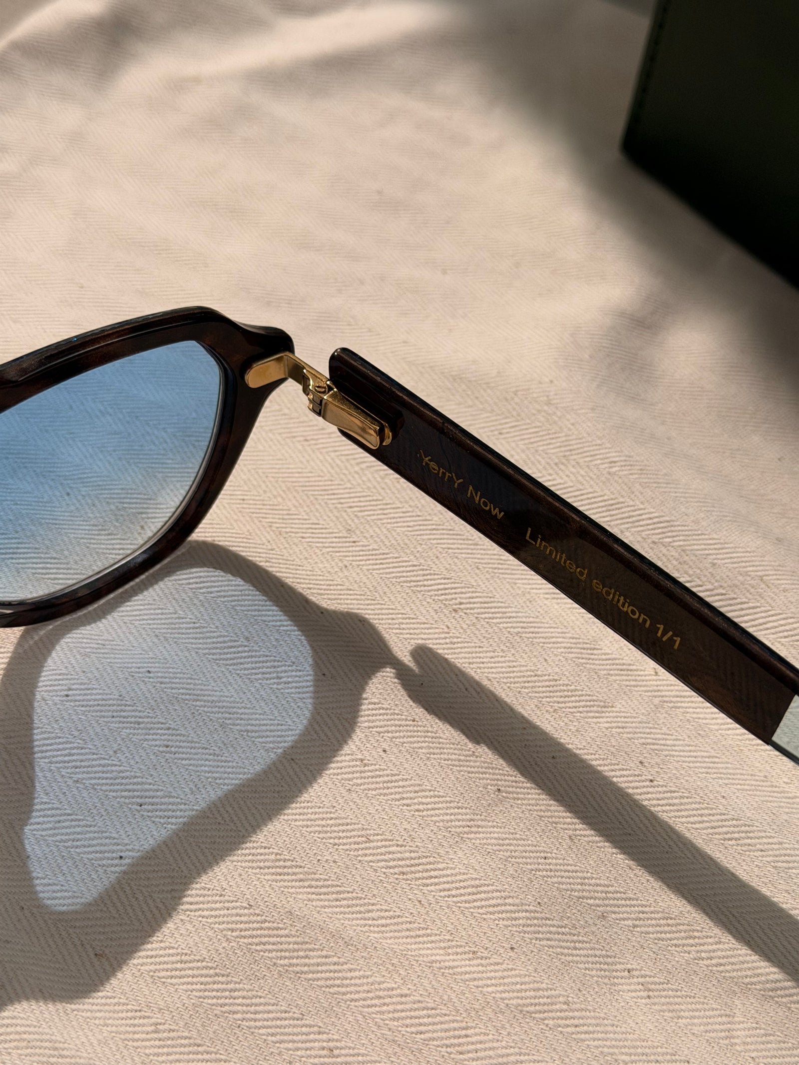 Gold-plated hinge and Limited edition 1/1 engraving on the YerryNow One temple