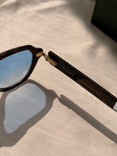 Gold-plated hinge and Limited edition 1/1 engraving on the YerryNow One temple