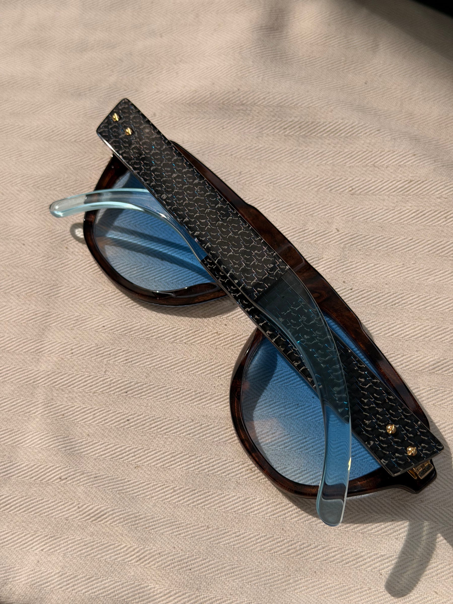 Folded YerryNow One eyewear, top view of the carbon-fibre temples