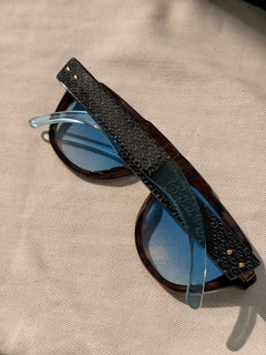 Folded YerryNow One eyewear, top view of the carbon-fibre temples
